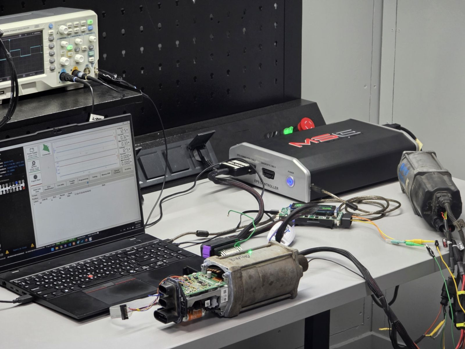 The 19EE bench: MS561 unit, FlexRay cable, rack and scope