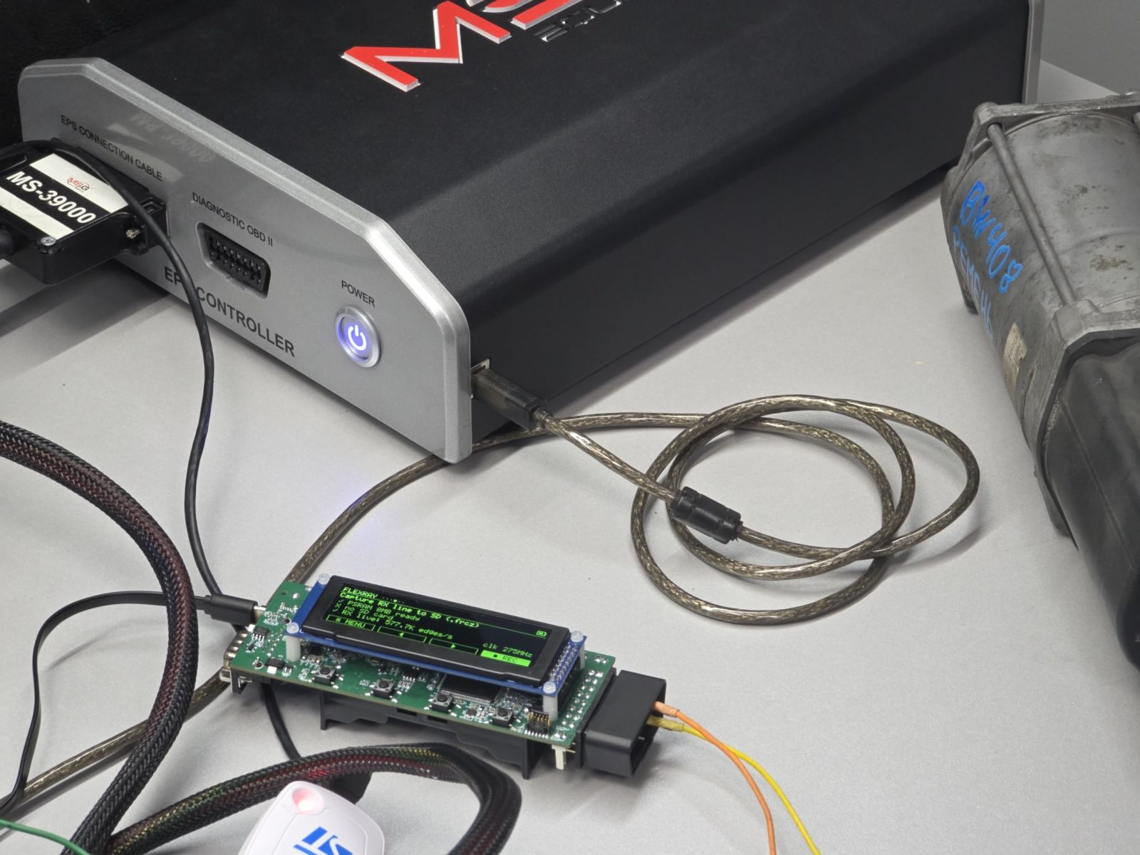 The cable capturing the rack's FlexRay RX line